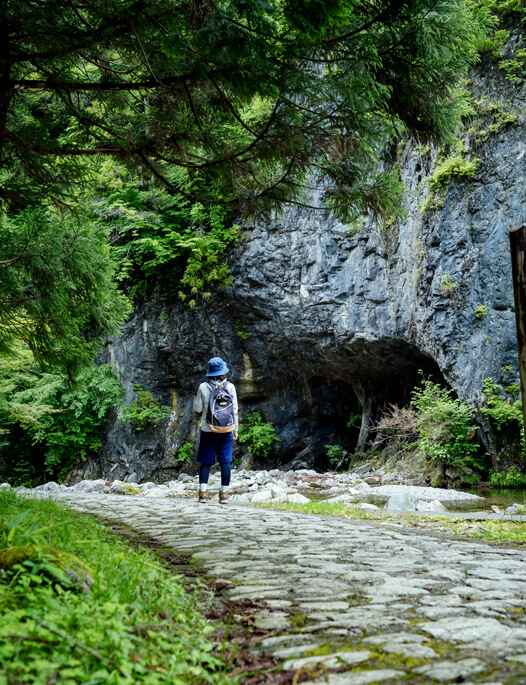 まるでおとぎ話にでてくるかのような暗くも神秘的な洞窟です。