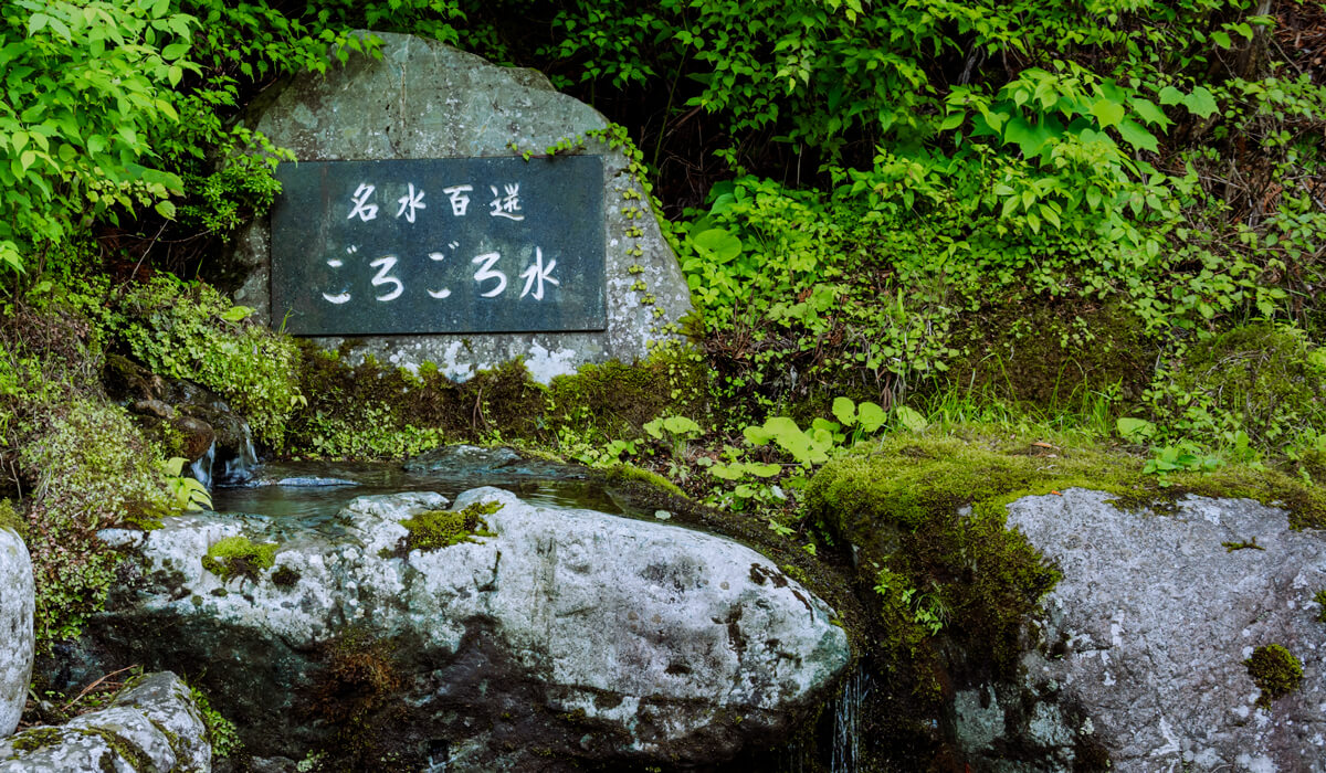 名水百選に選ばれたごろごろ水の石像がの前を、清水が流れていきます。