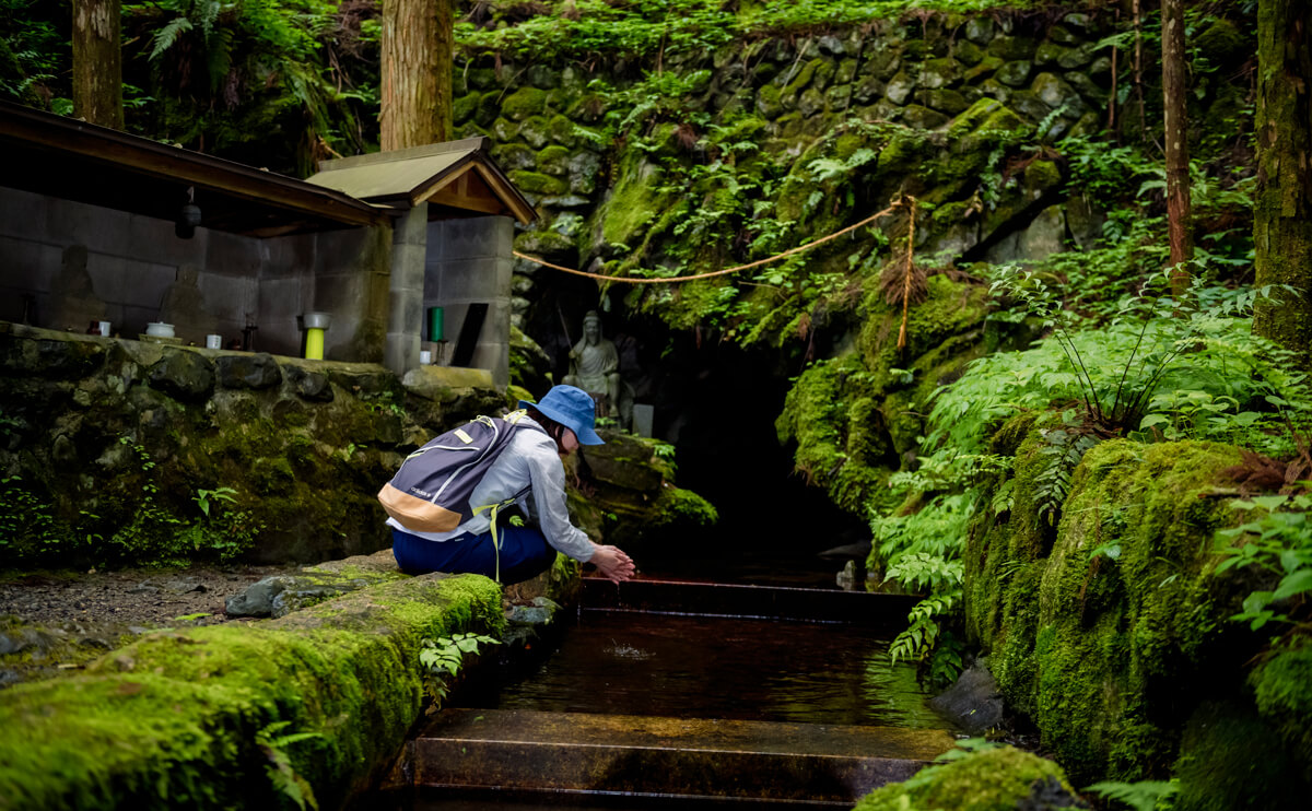 洞穴から湧き出している清水