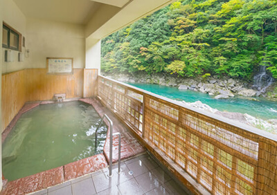 露天風呂から清流と滝を眺めながら、天川村のおいしい空気とハーブの香りでこころとからだを一層リフレッシュ。